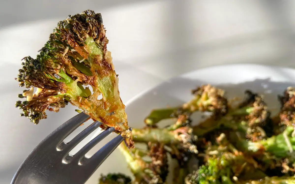 Crunchy-Air-Fryer-Broccoli-With-Cheese