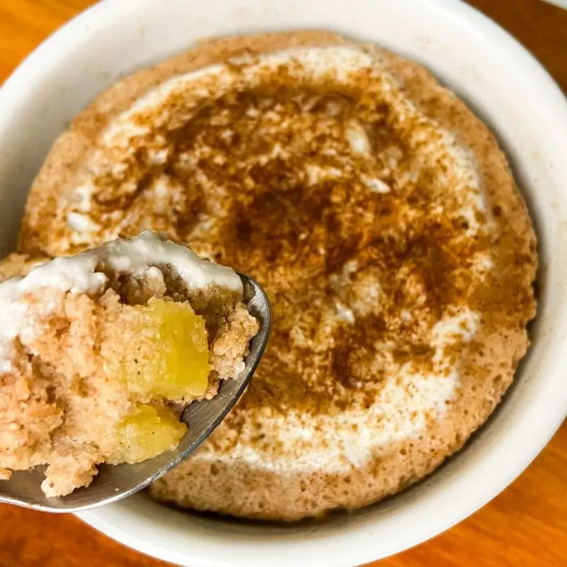 bolo de maçã e canela na caneca